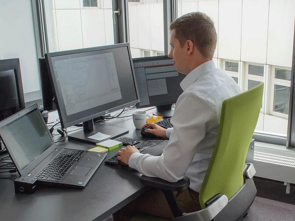 Entwickler Patrick an seinem Arbeitsplatz