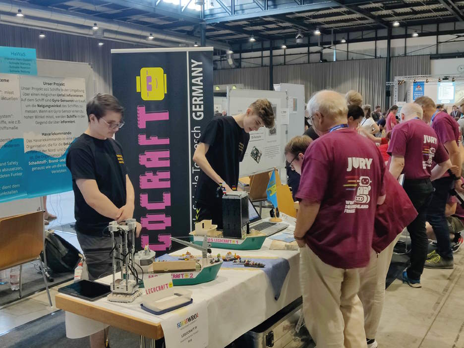 Team LEGOCRAFT vor Jury Team LEGOCRAFT vor Jury