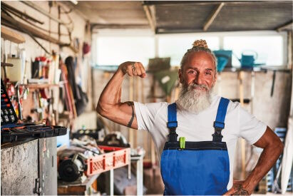 Handwerker zeigt die Muskeln